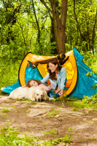 famille en camping avec un chien