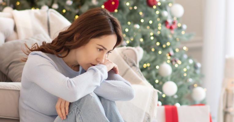 jeune femme triste en deuil de son animal pendant le temps de Noël