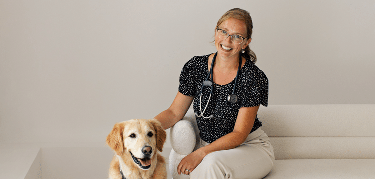 Dre Josianne Beaudoin avec un chien